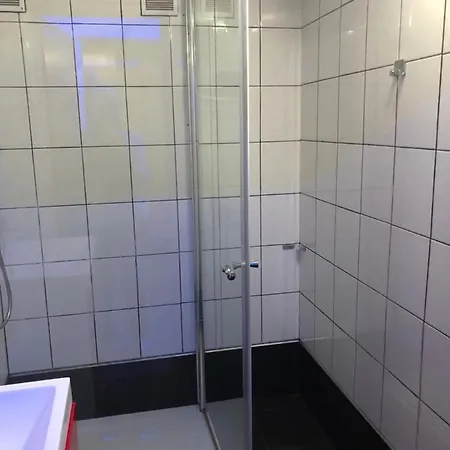 Tanie Blisko Lotniska אכסניה *