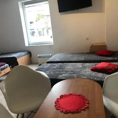 Tanie Blisko Lotniska بيت شباب *