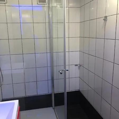 Tanie Blisko Lotniska Hostel *