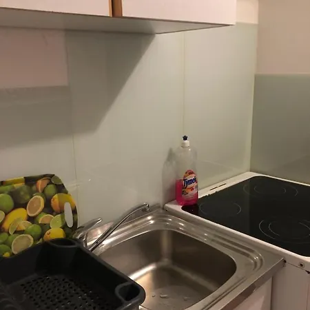 Tanie Blisko Lotniska Hostel *