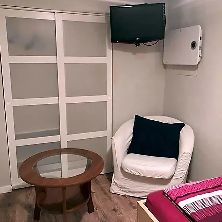Tanie Blisko Lotniska Hostel *