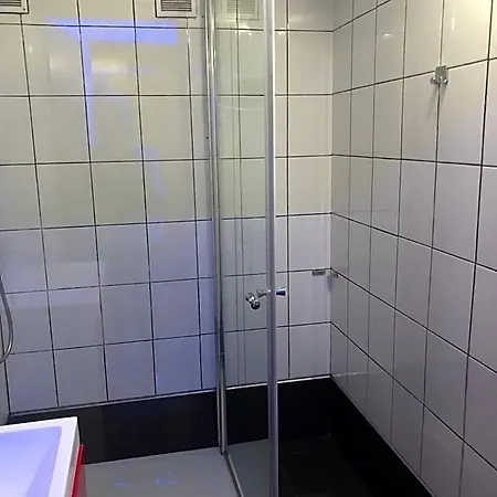 Tanie Blisko Lotniska Hostel *